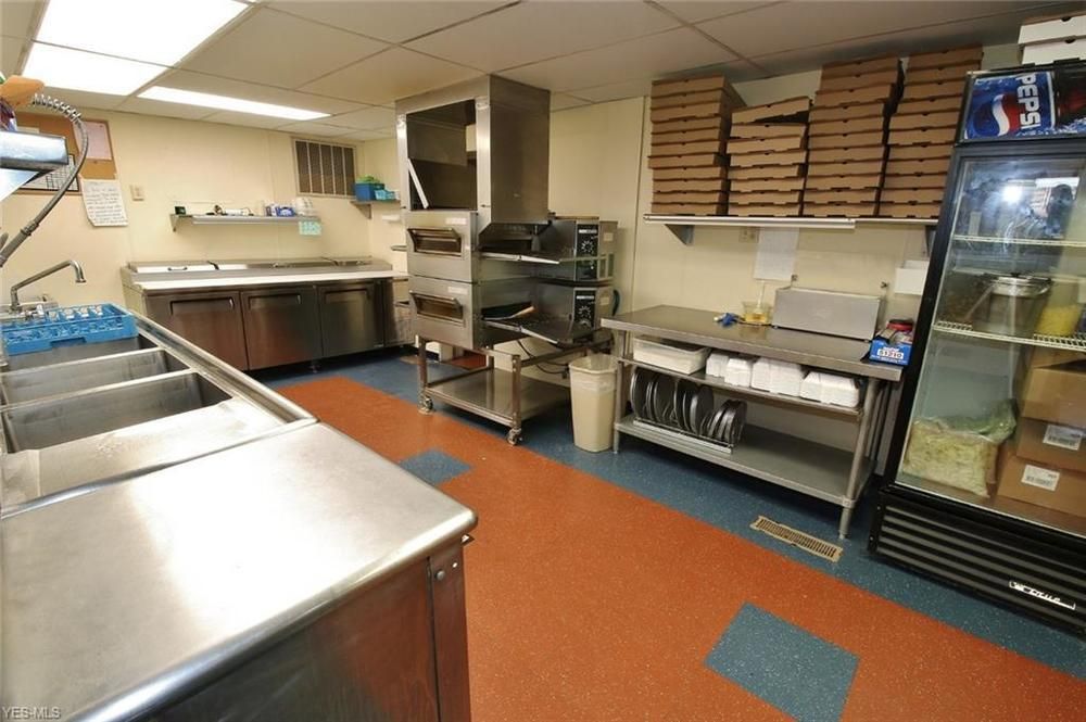 Peachs Place : 121 E Main St, Crooksville, OH 43731
